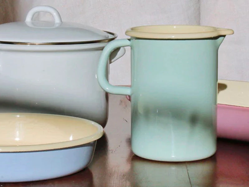 objet et ustensiles de cuisine en acier emaillé