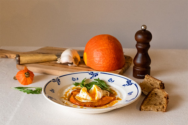 Recette simple de cilbir, savoureux yaourt turc, avec un œuf mollet et du potimarron rôti