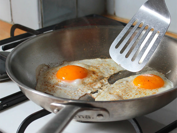 Faut-il culotter une poêle en inox ?