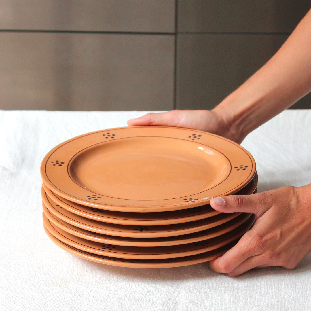 Assiette plate en terre cuite