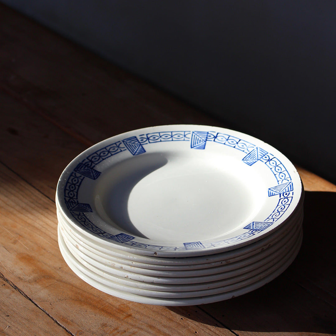 Assiettes en faïence de Gien à la frise graphique