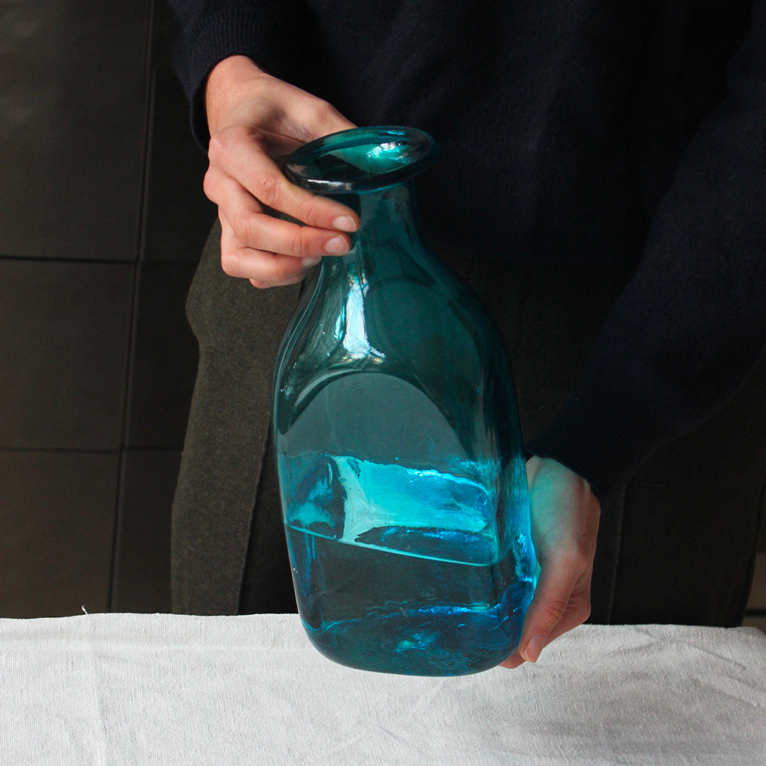 Carafe turquoise en verre soufflé