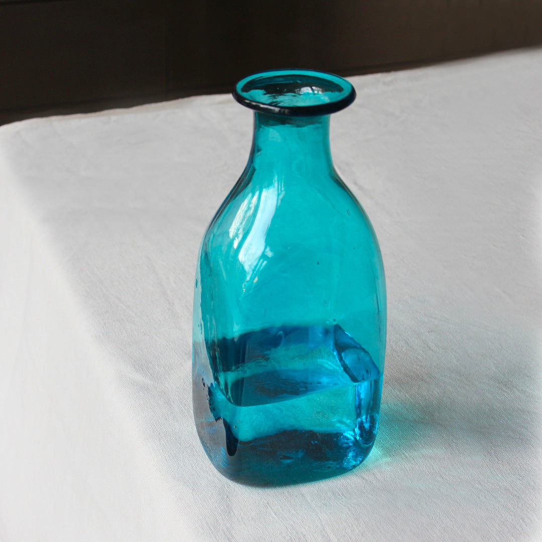 Carafe turquoise en verre soufflé