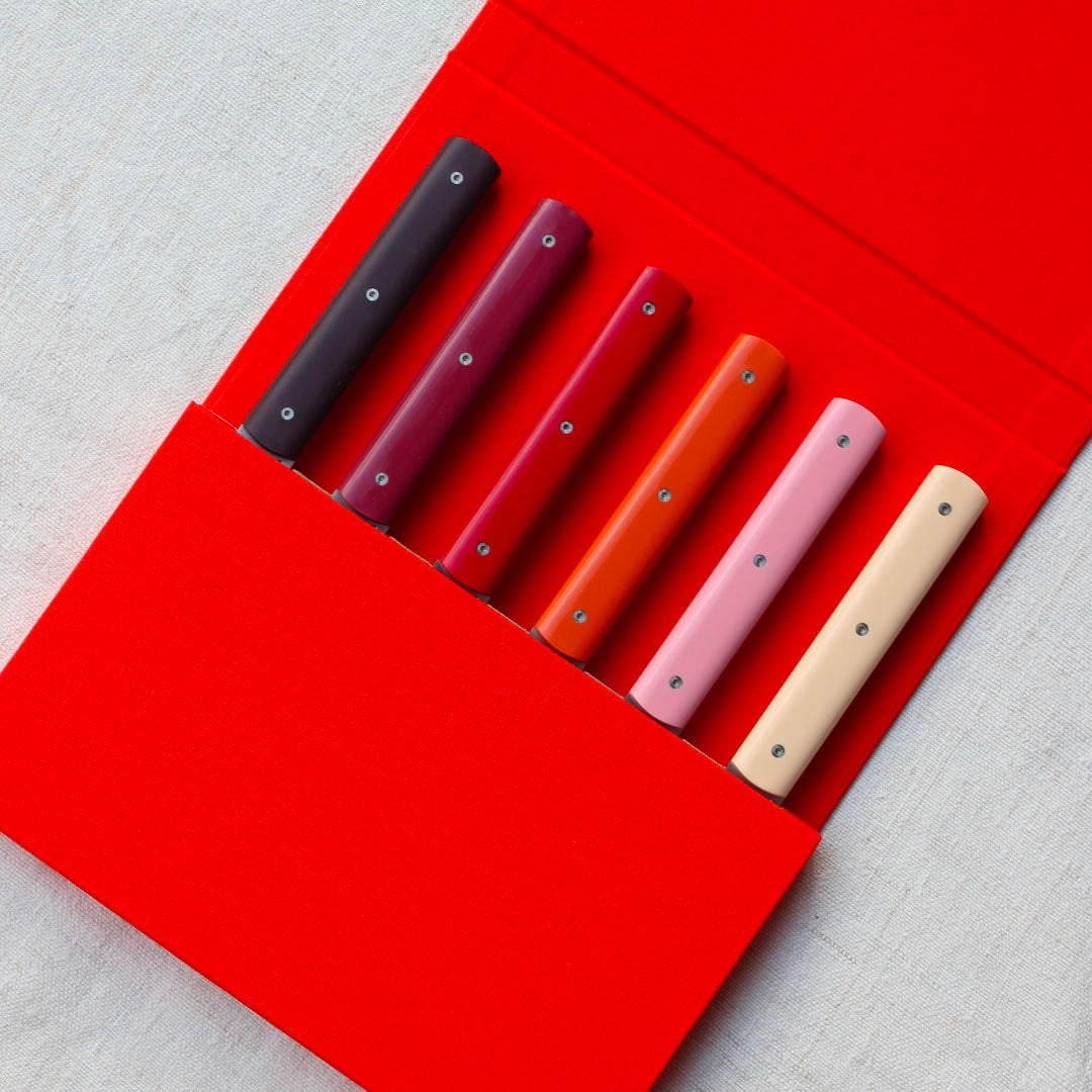 Coffret de six couteaux de table colorés