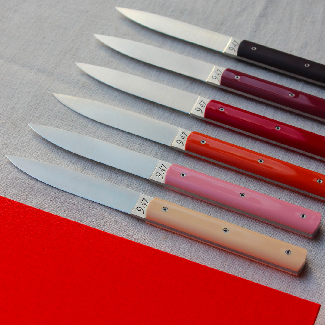 Coffret de six couteaux de table colorés