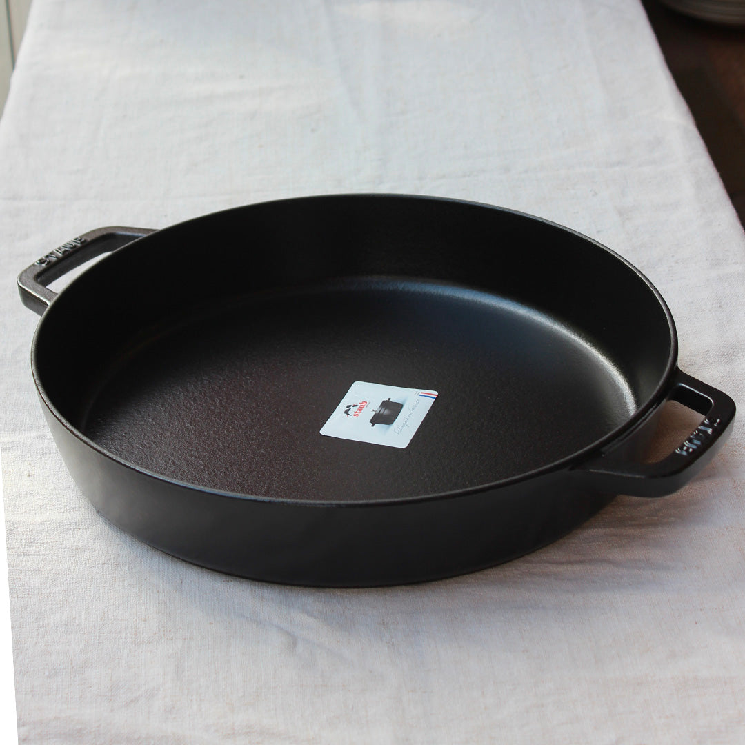 Grand plat en fonte Staub vue 3