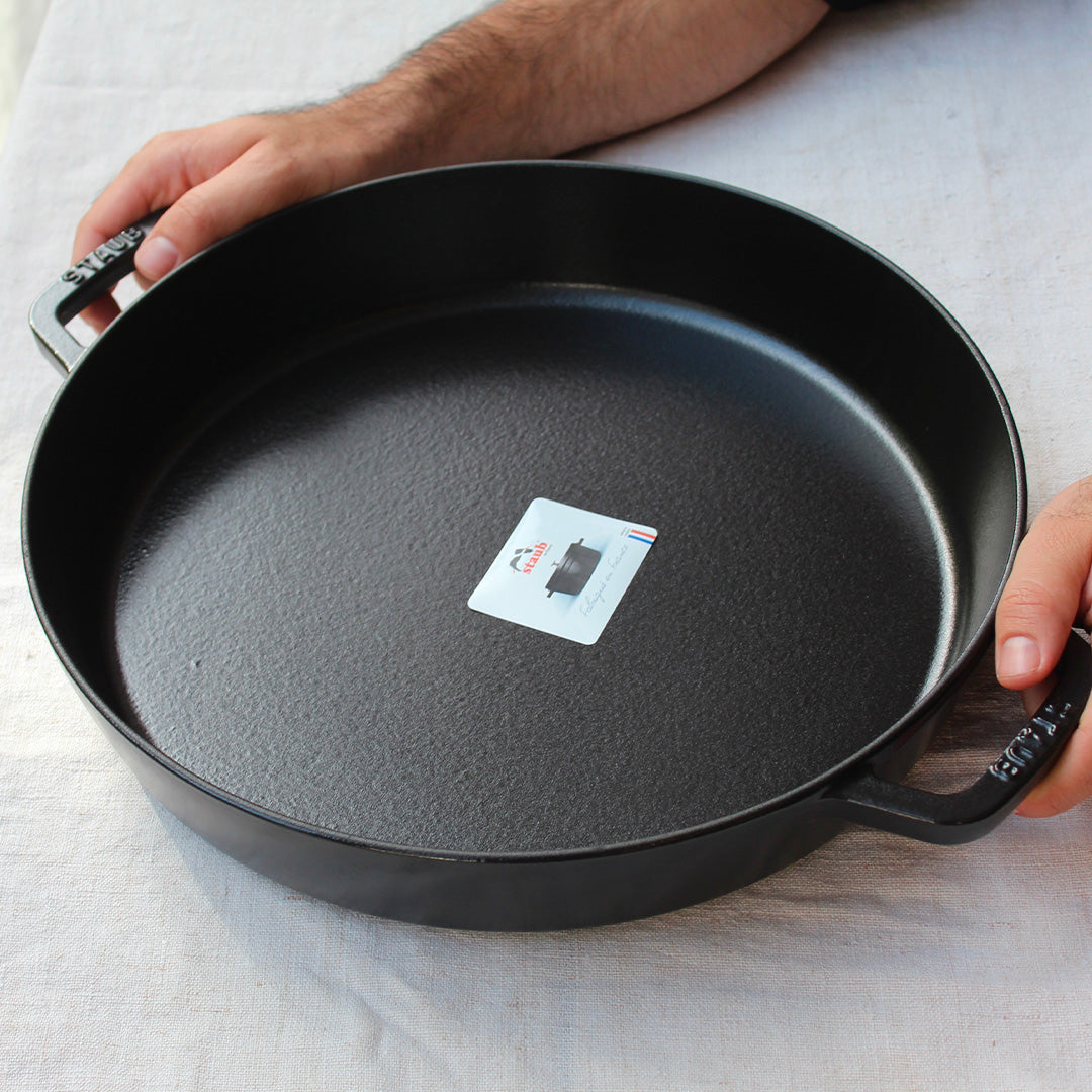 Grand plat en fonte Staub vue 2