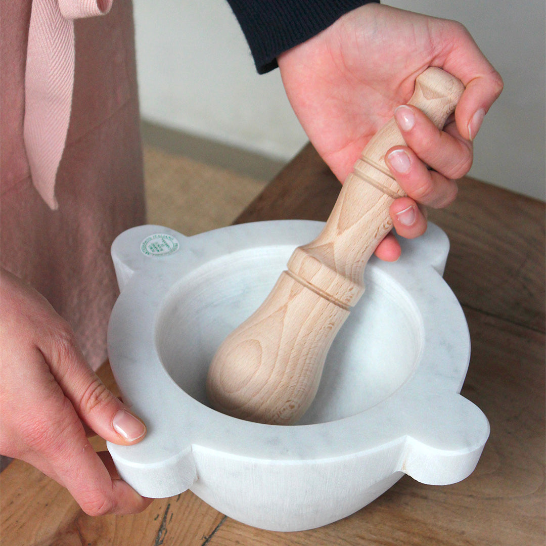 Mortier en marbre de Carrare avec pilon en bois