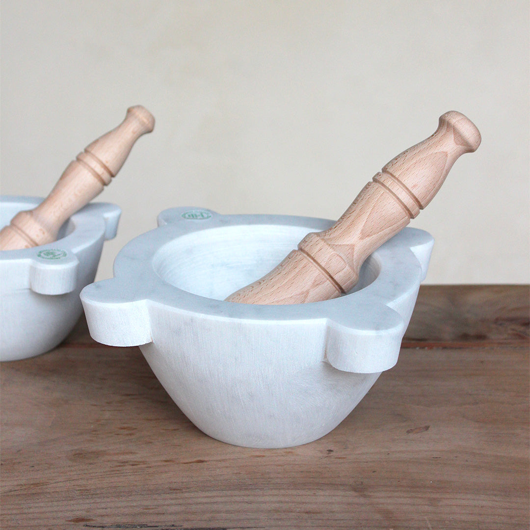 Mortier en marbre de Carrare avec pilon en bois