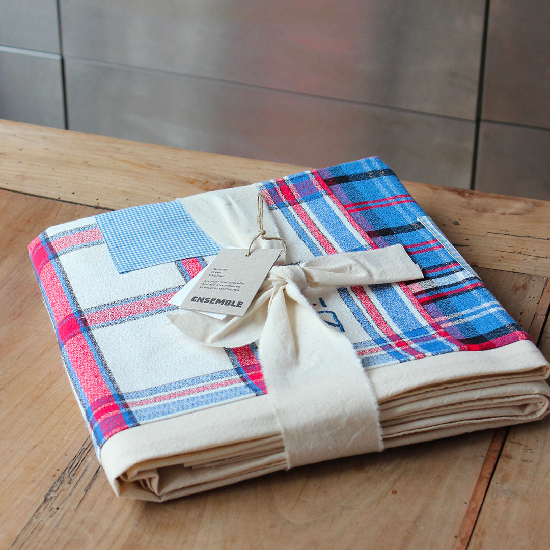 Nappe upcyclée écrue avec patchwork coloré