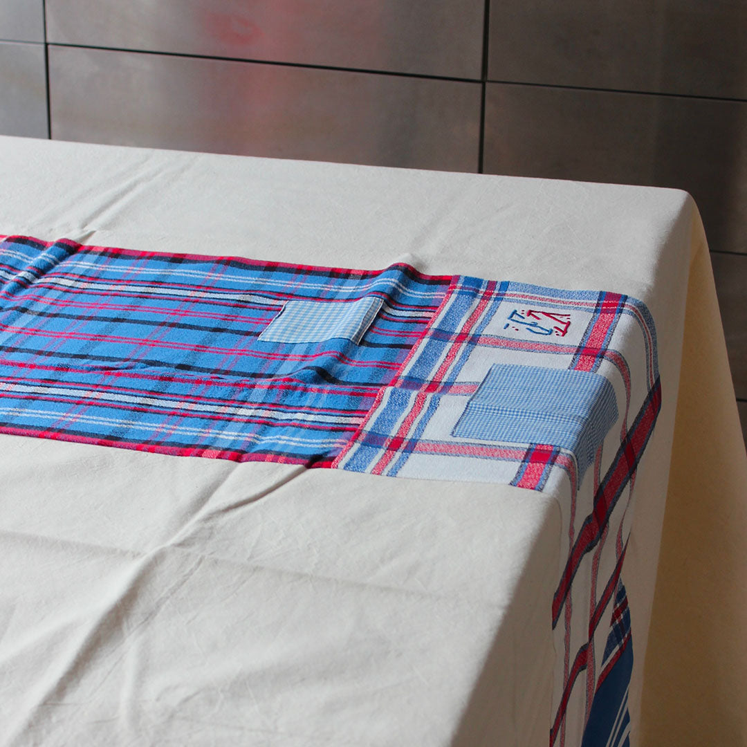 Nappe upcyclée écrue avec patchwork coloré