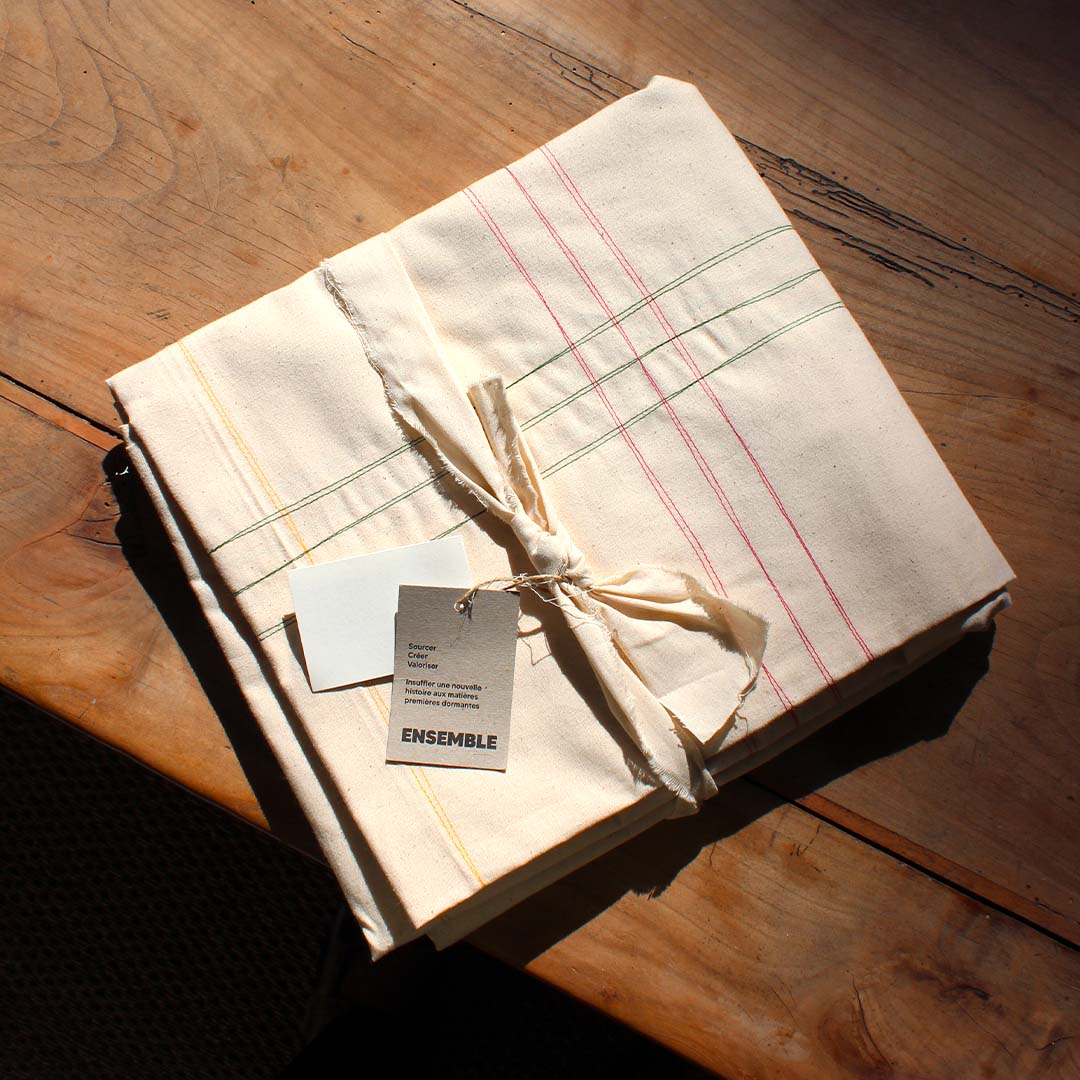 Nappe upcyclée écrue avec surpiqûres pastel