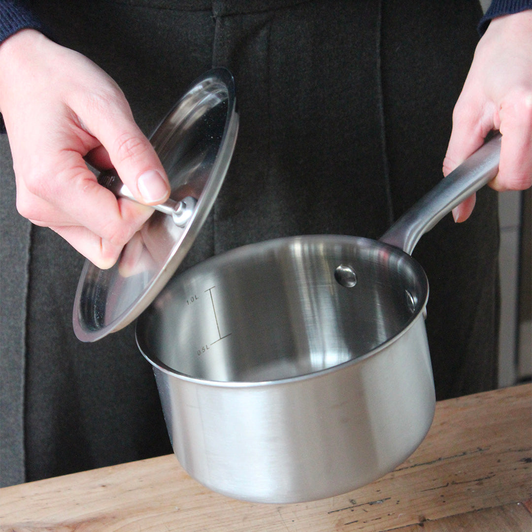 Petite casserole à sauce en inox 18/10 avec manche fixe