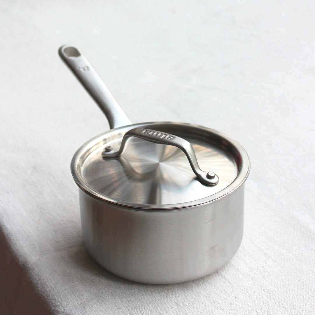 Petite casserole à sauce en inox 18/10 avec manche fixe