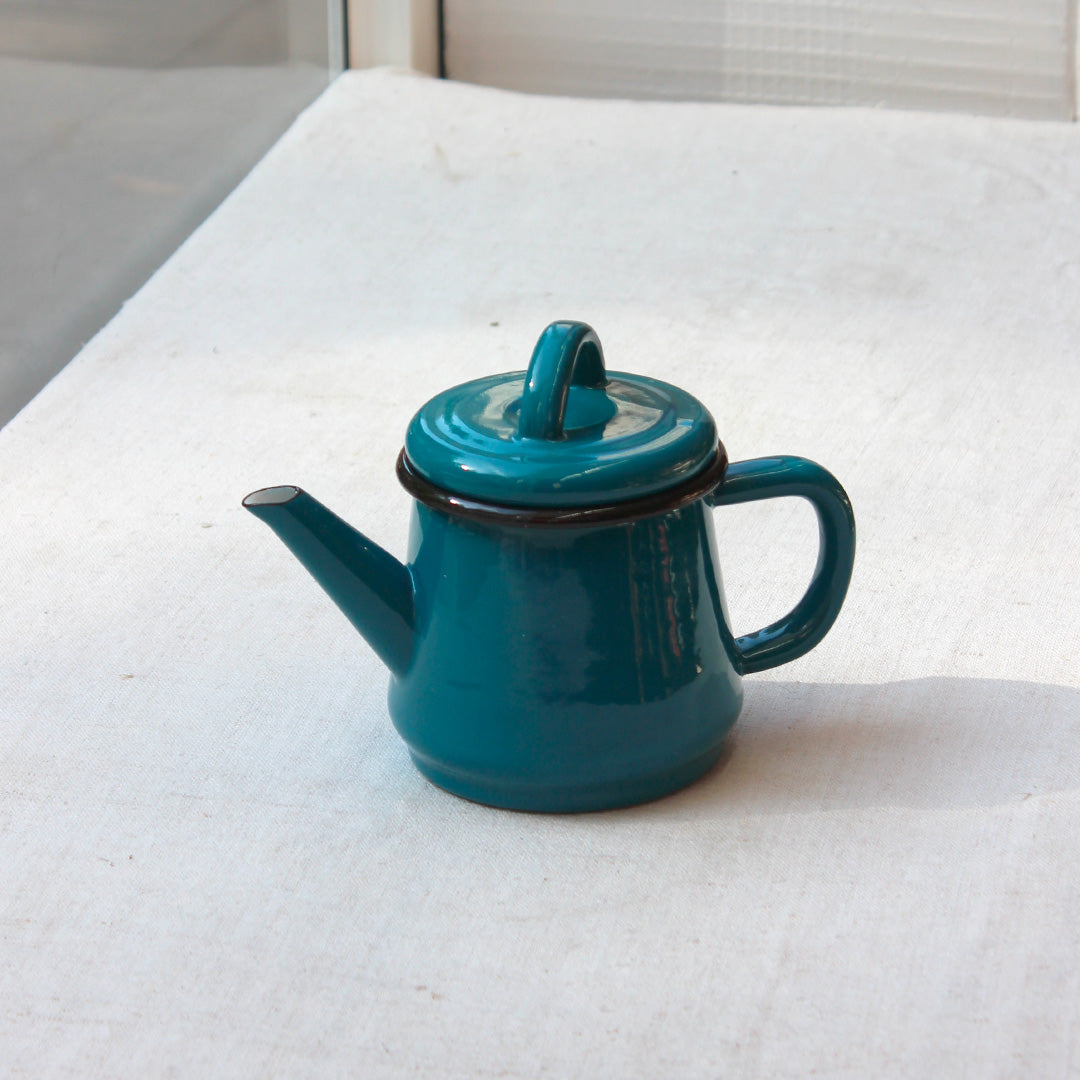 Petite théière émaillée