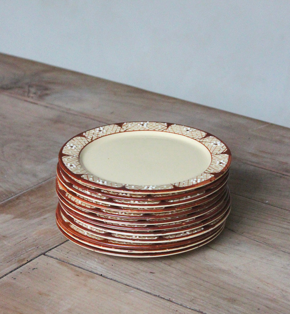 12 assiettes à dessert crème en faïence vintage