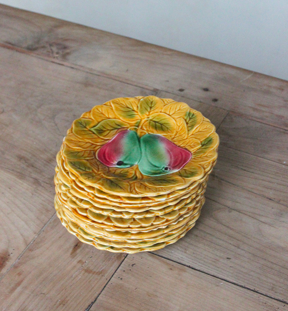 12 assiettes en barbotine au décor de fruits vintage