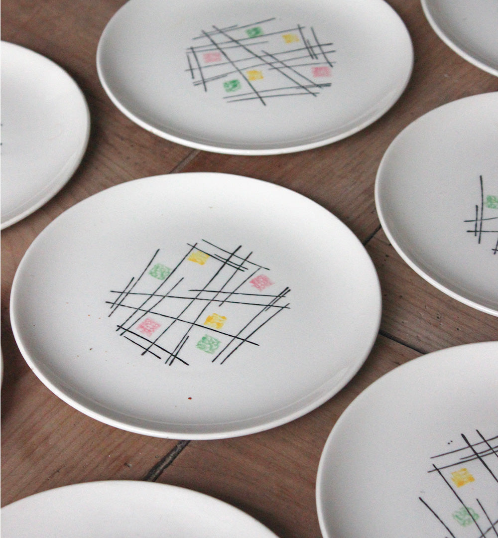 10 assiettes à dessert au décor pictural vintage