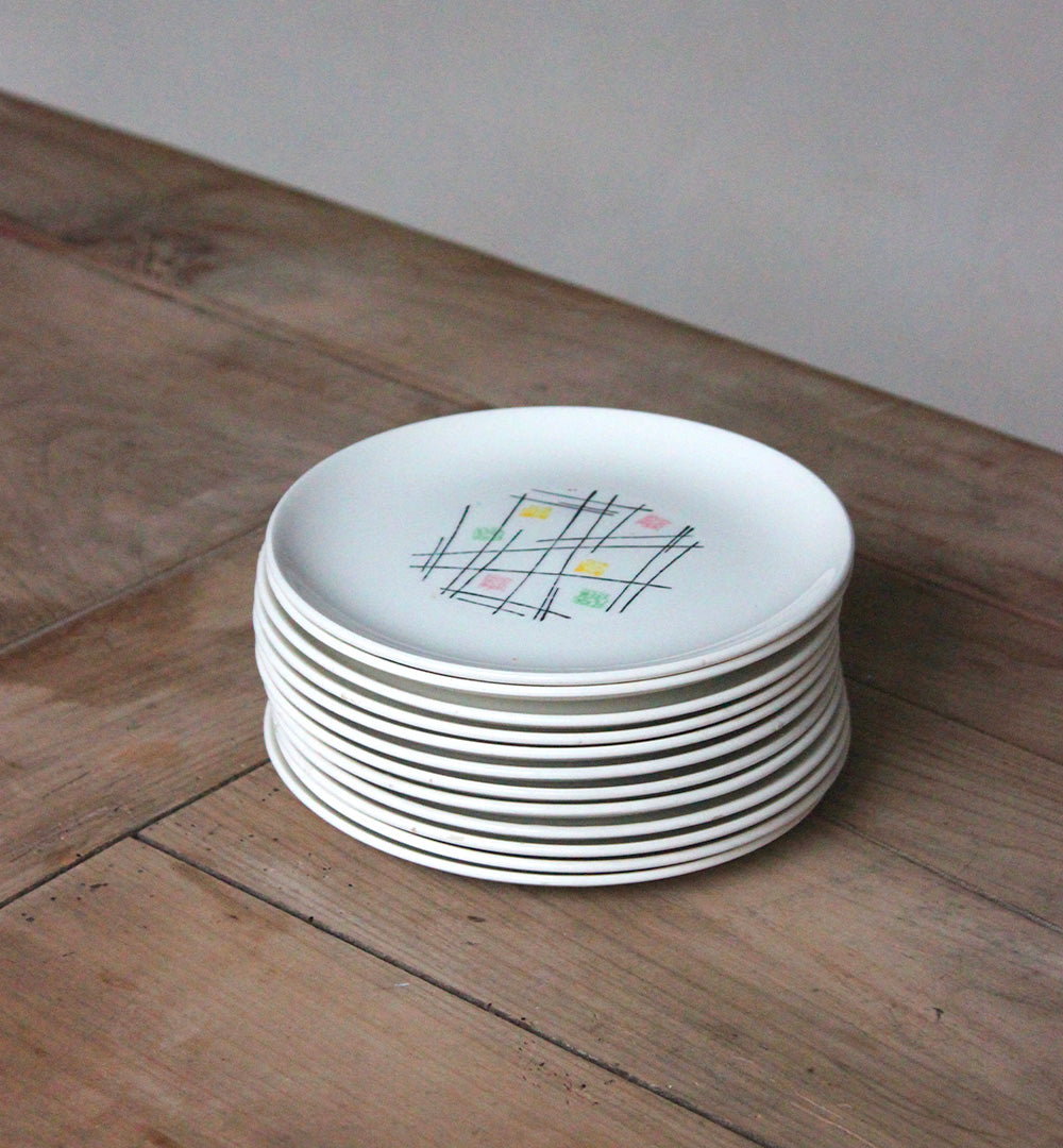 10 assiettes à dessert au décor pictural vintage