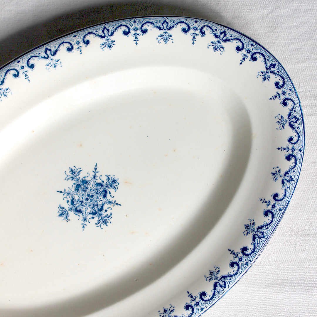 Plat ovale style Rouen à la délicate frise bleue