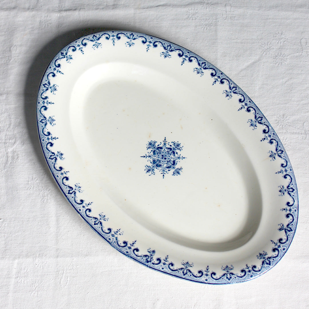 Plat ovale style Rouen à la délicate frise bleue