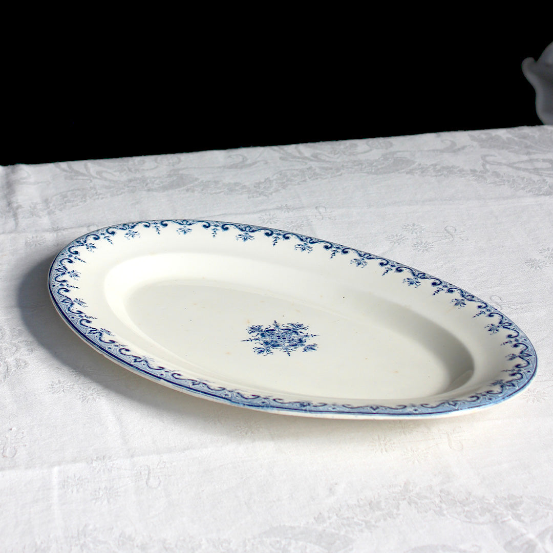 Plat ovale style Rouen à la délicate frise bleue