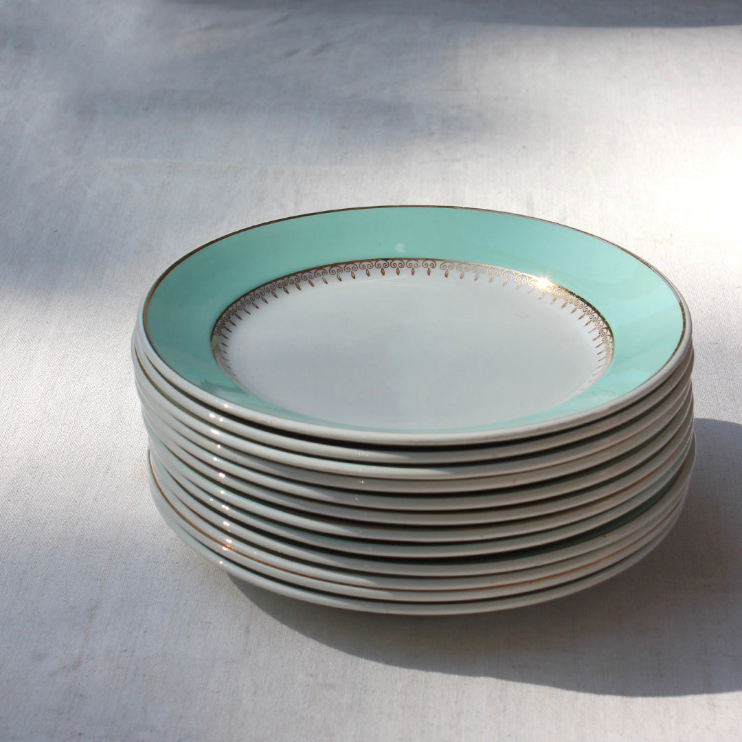 Assiette vintage à la bordure vert d'eau