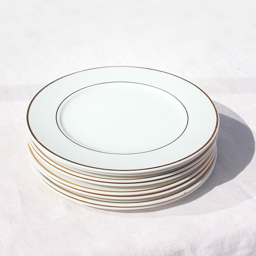 8 grandes assiettes plates au liseré doré