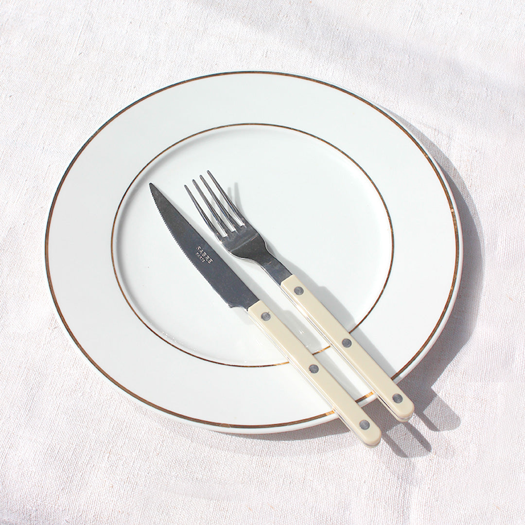 8 grandes assiettes plates au liseré doré