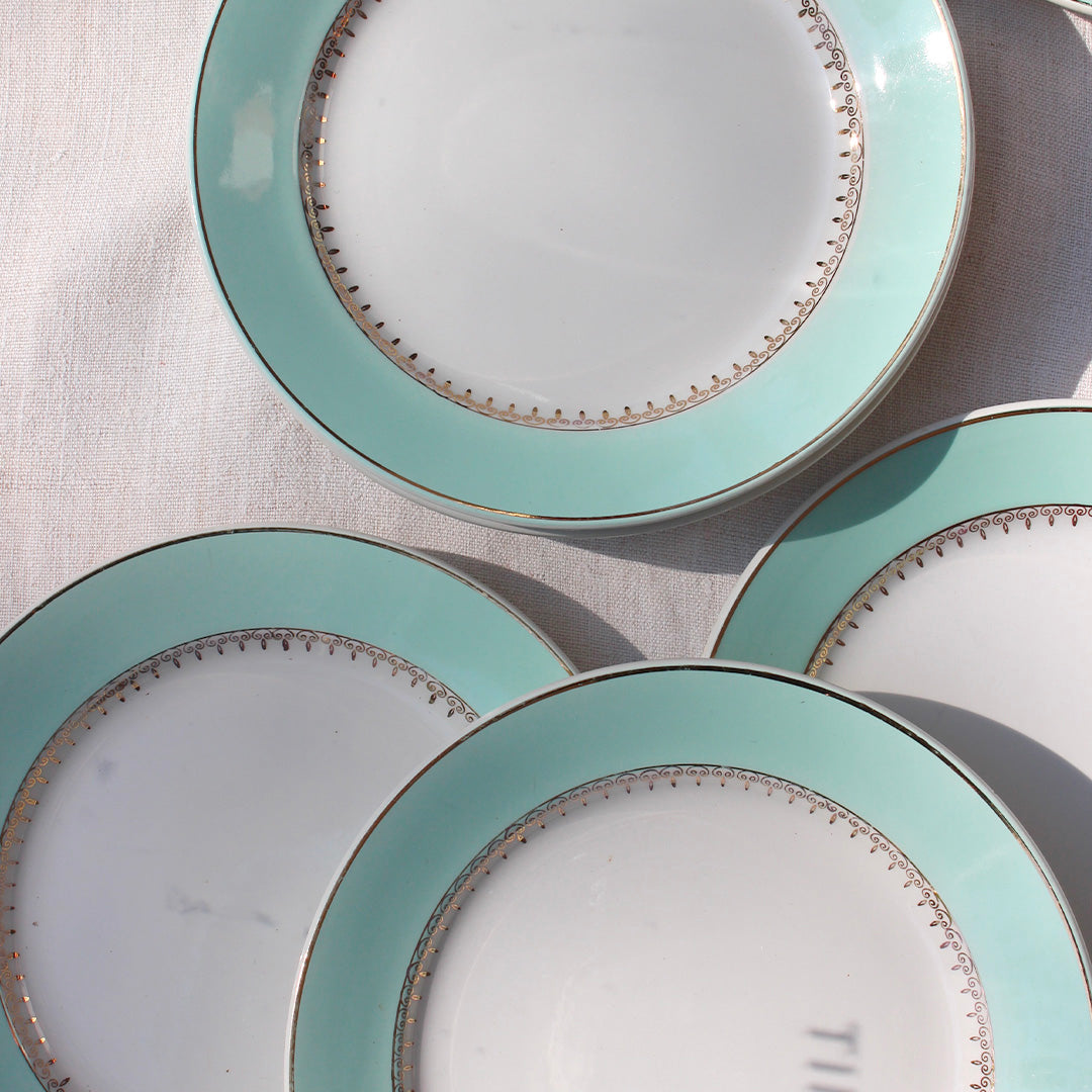 Assiette vintage à la bordure vert d'eau
