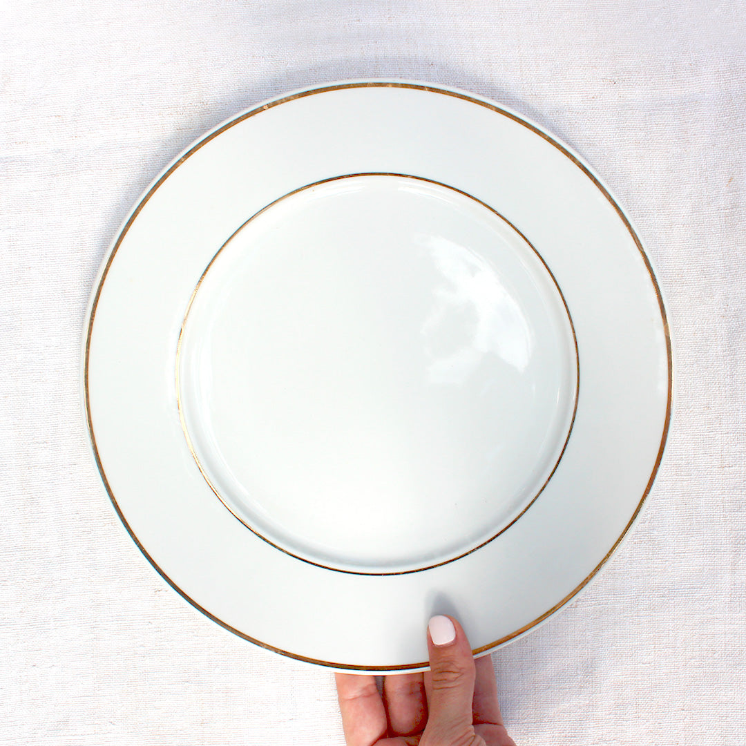 8 grandes assiettes plates au liseré doré