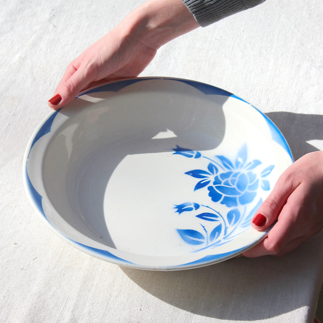 Plat creux à la fleur bleue