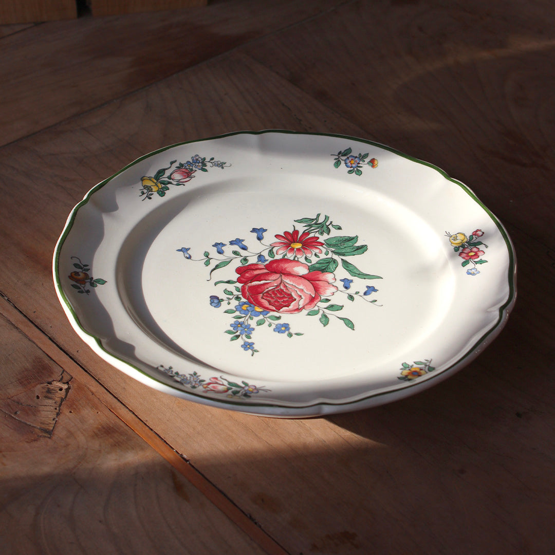 Plats de service aux bouquets de fleurs