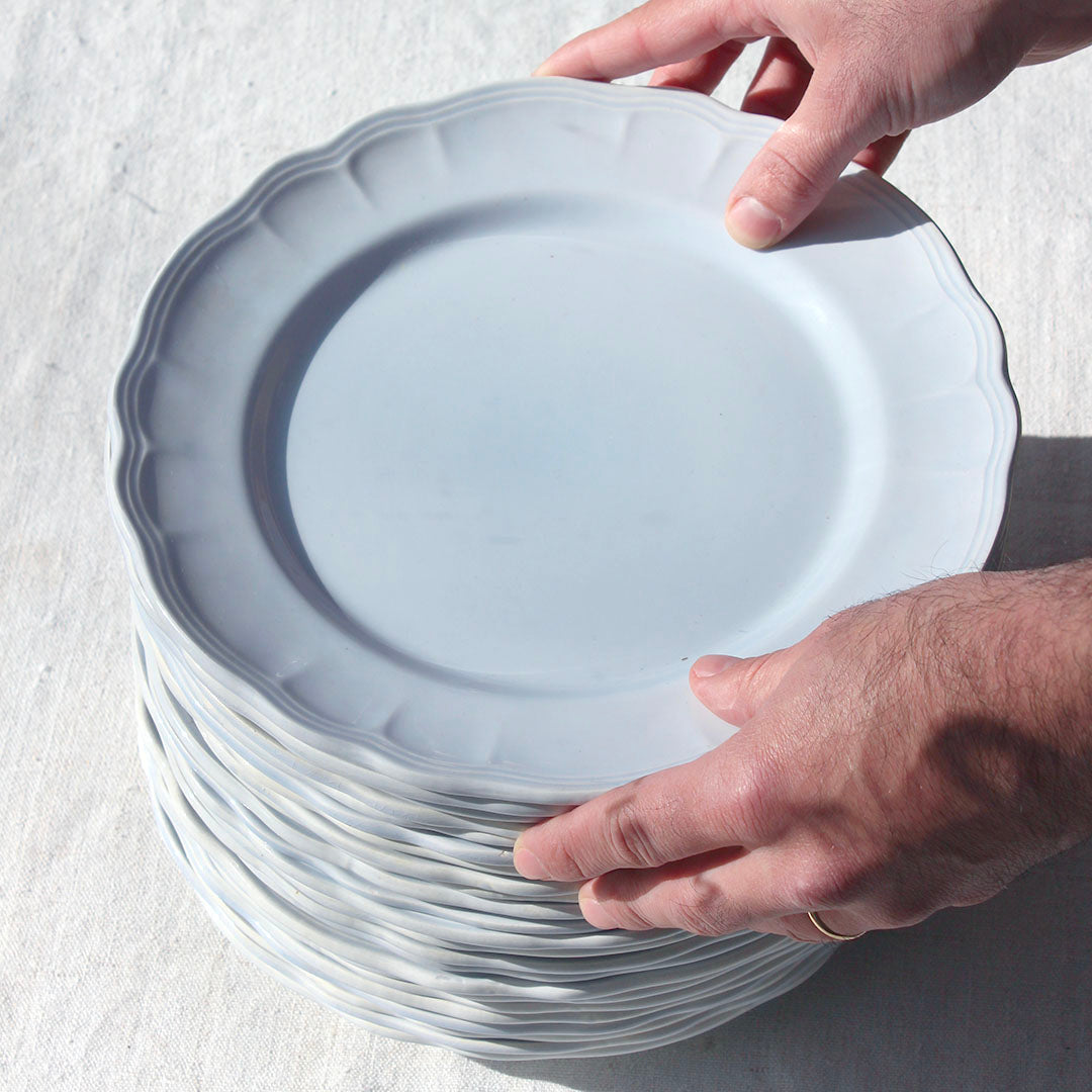 Grande assiette plate aux bords festonnés