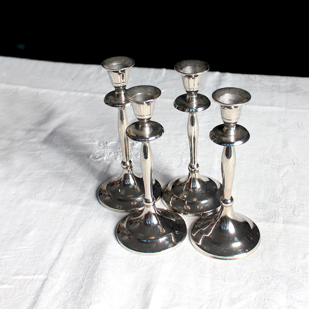 Série de quatre bougeoirs en aluminium