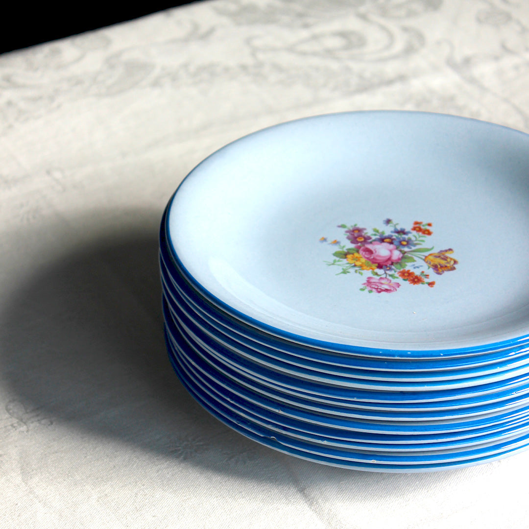 Assiettes anciennes en faïence bleu clair