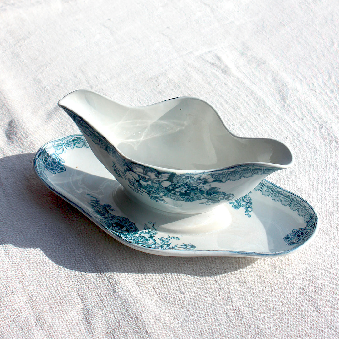 Saucière ancienne en terre de fer