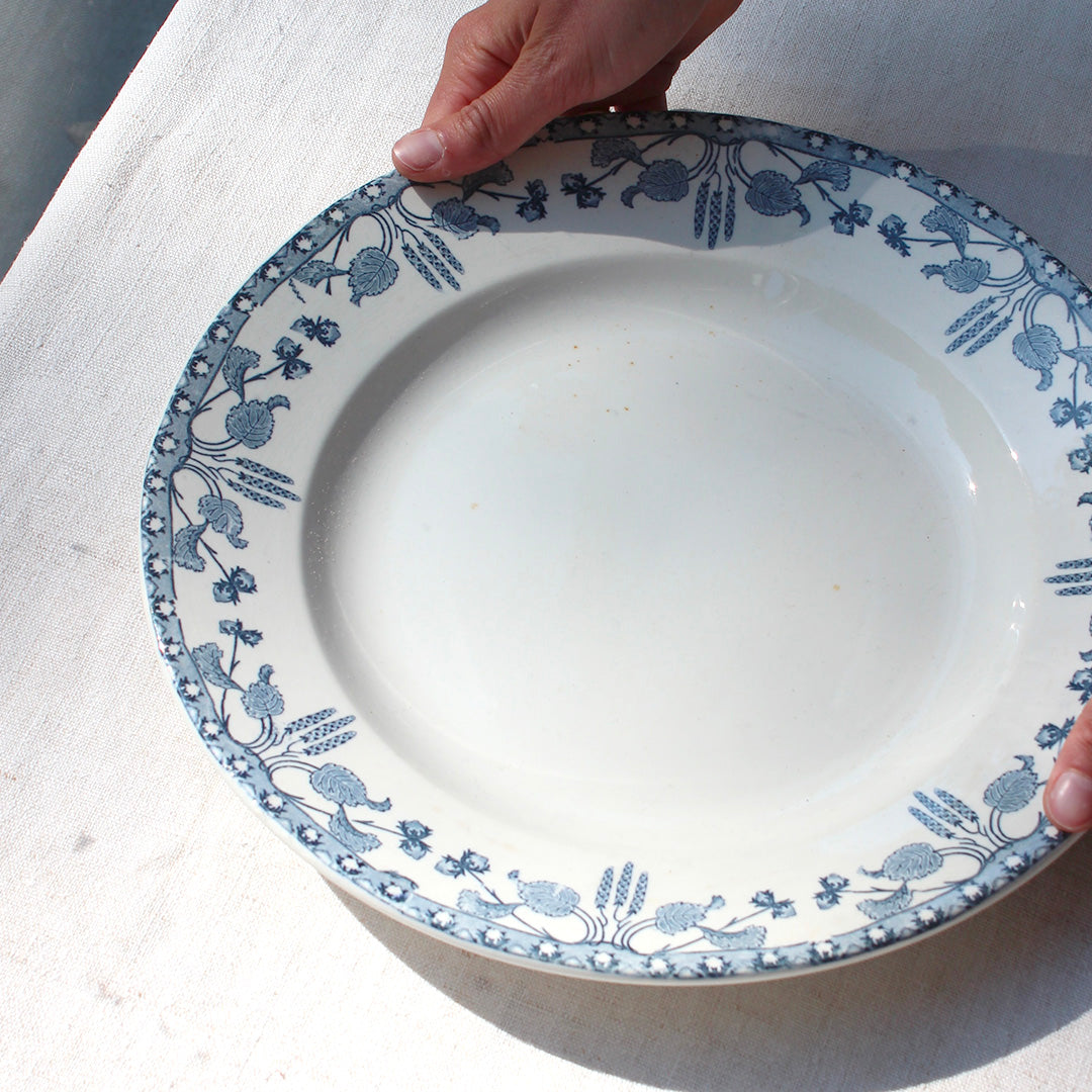Duo de plats de service en terre de fer vintage