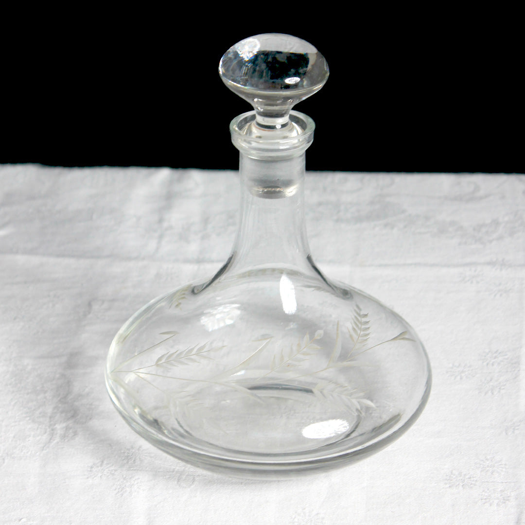 Grande carafe en verre gravé