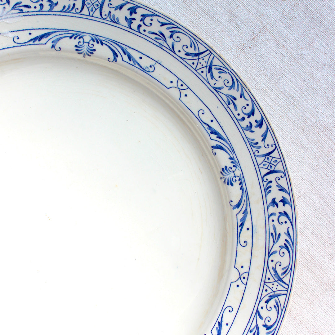 Grand plat ancien en terre de fer