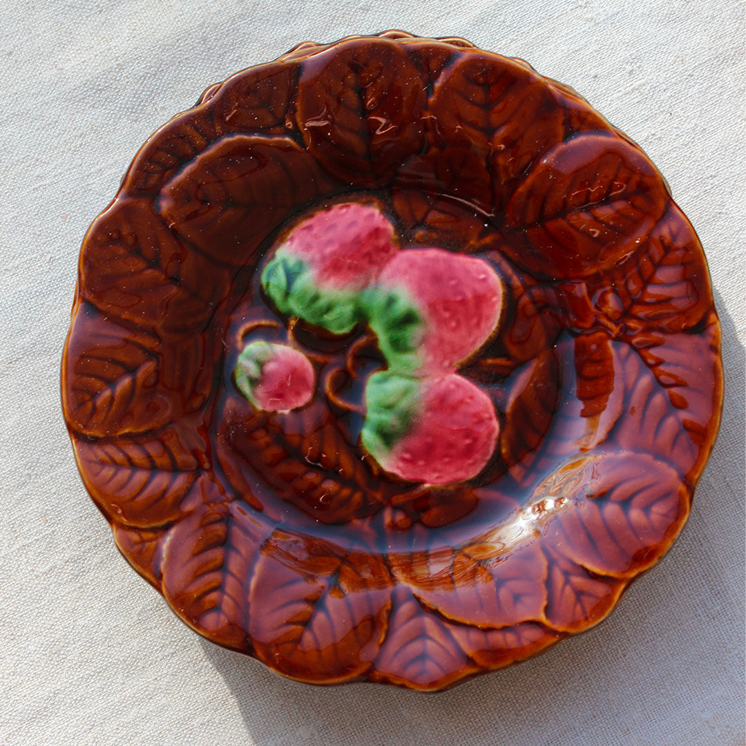 11 assiettes en barbotine au décor de fruits