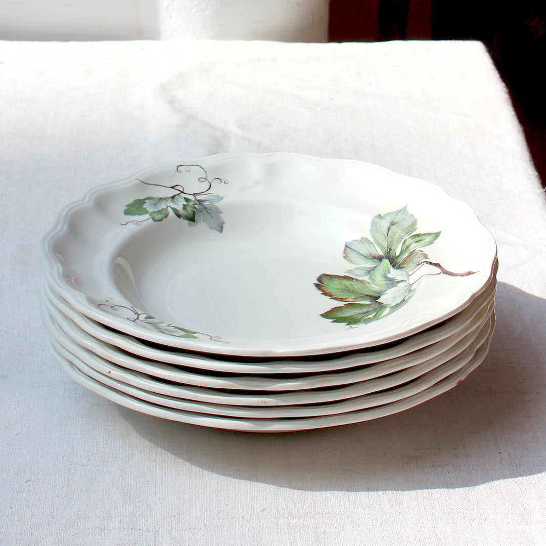 Assiettes décorées de feuillages