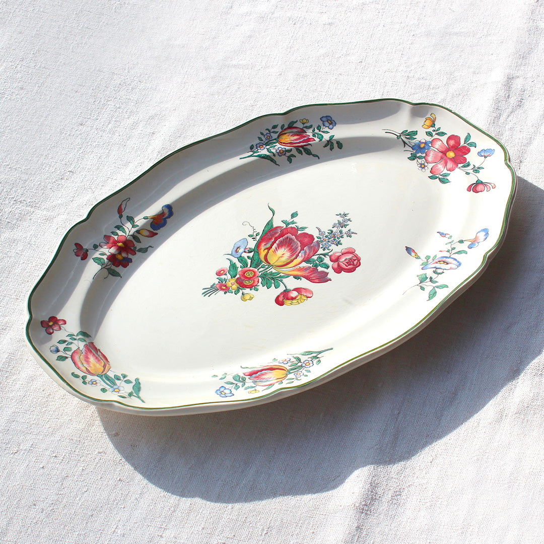 Plats de service aux bouquets de fleurs