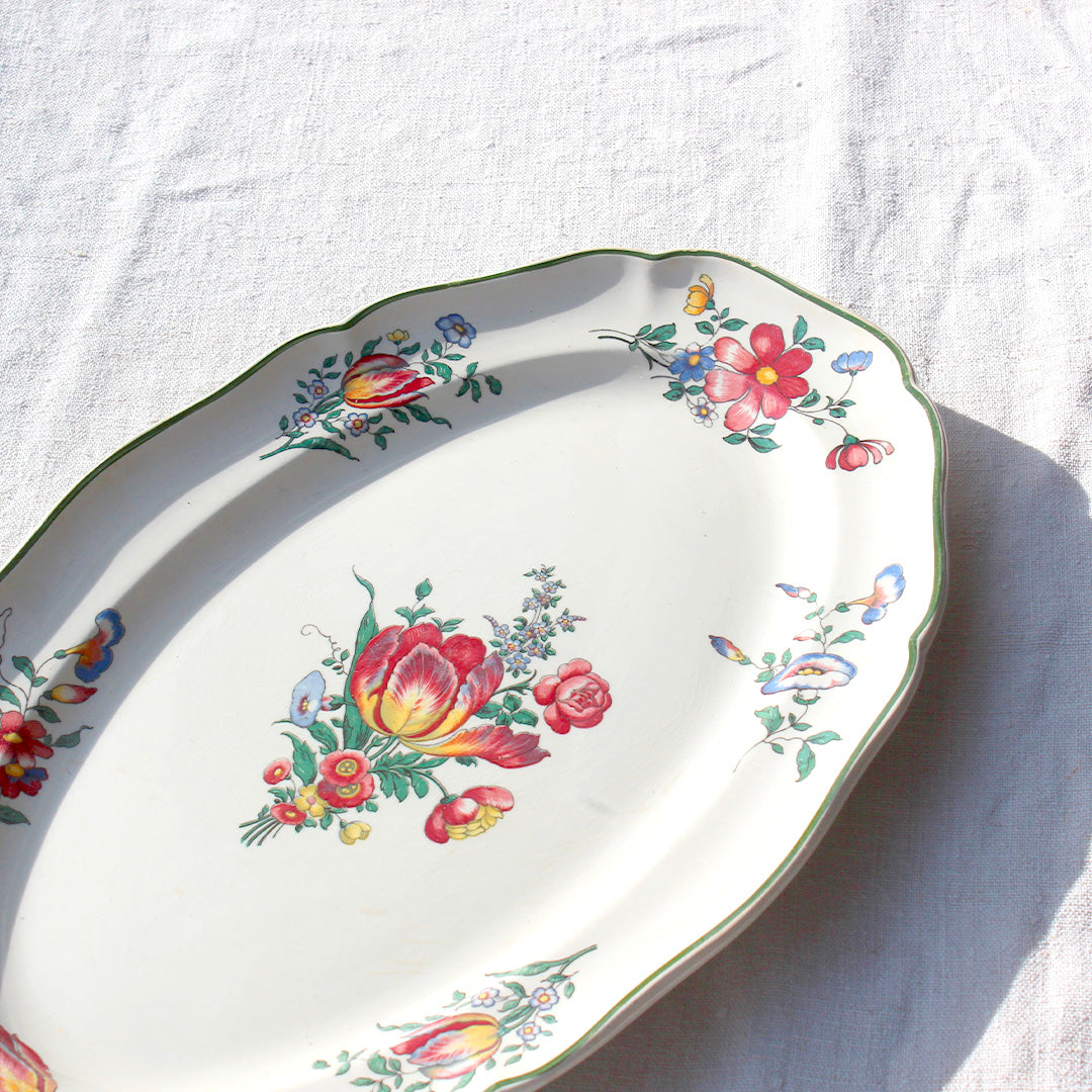 Plats de service aux bouquets de fleurs