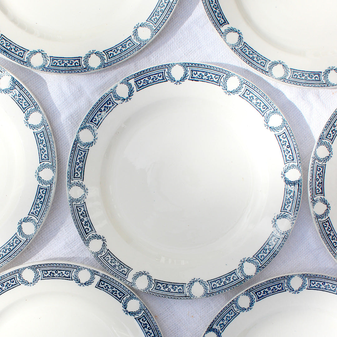 Assiettes plates en terre de fer décor encre