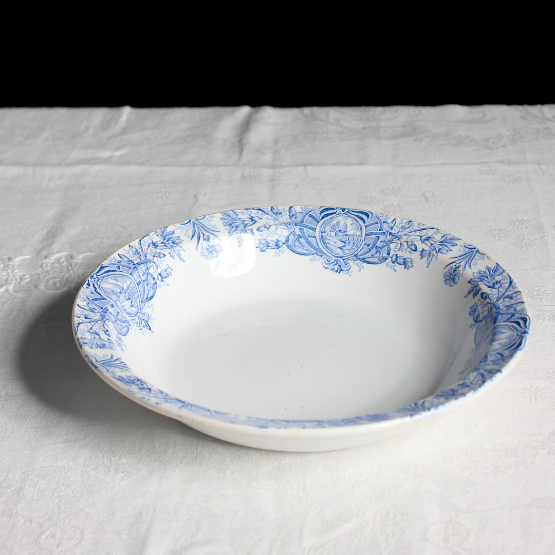 Plat creux ancien au décor bleu