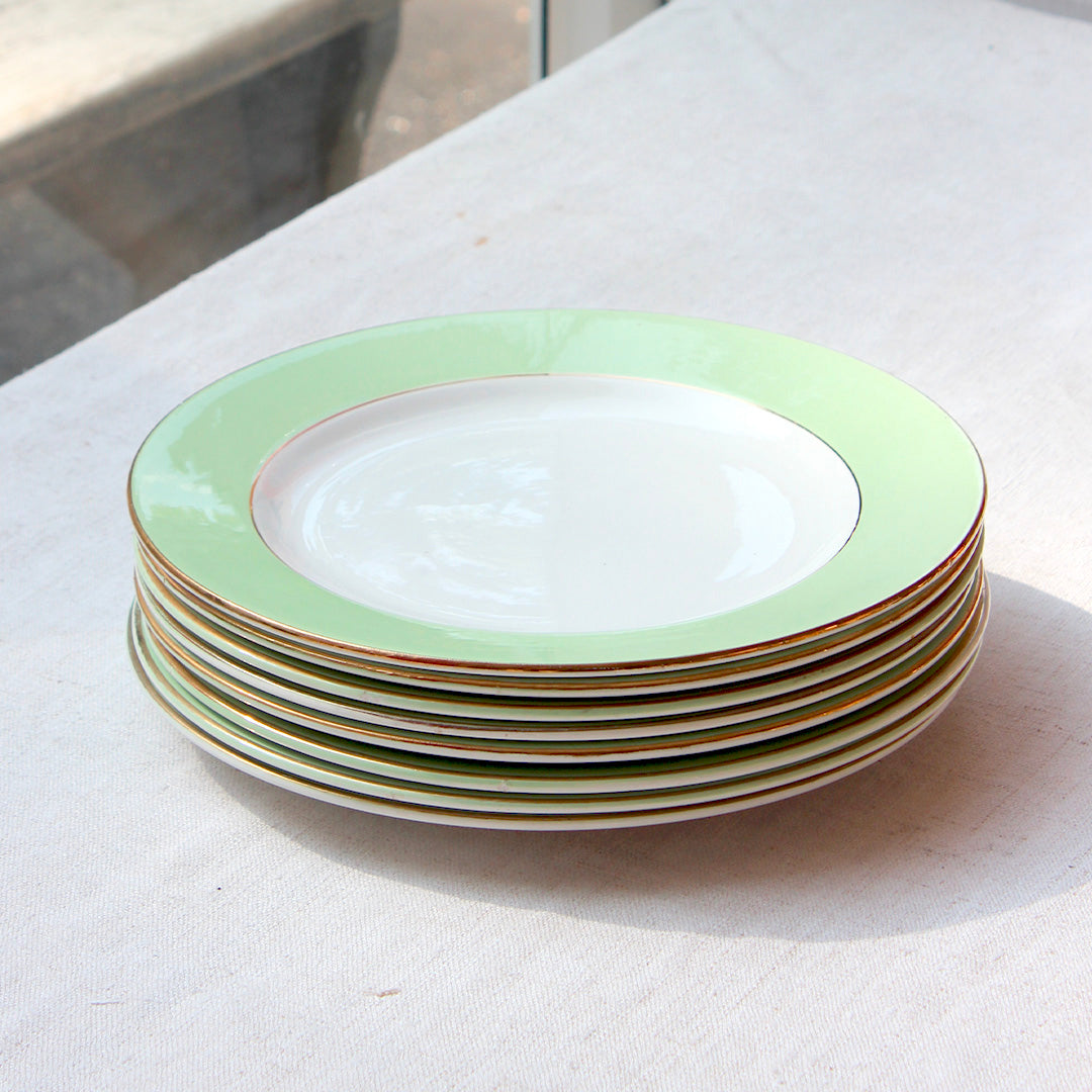 8 assiettes plates à la bordure vert d'eau et liseré doré