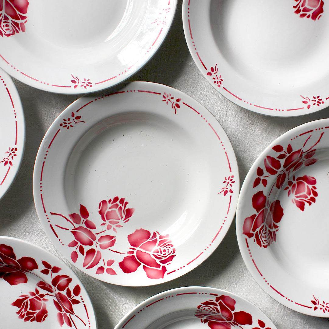 Assiettes creuses à la fleur rouge