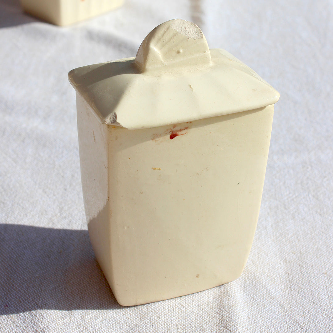 Série de quatre pots de cuisine en faïence