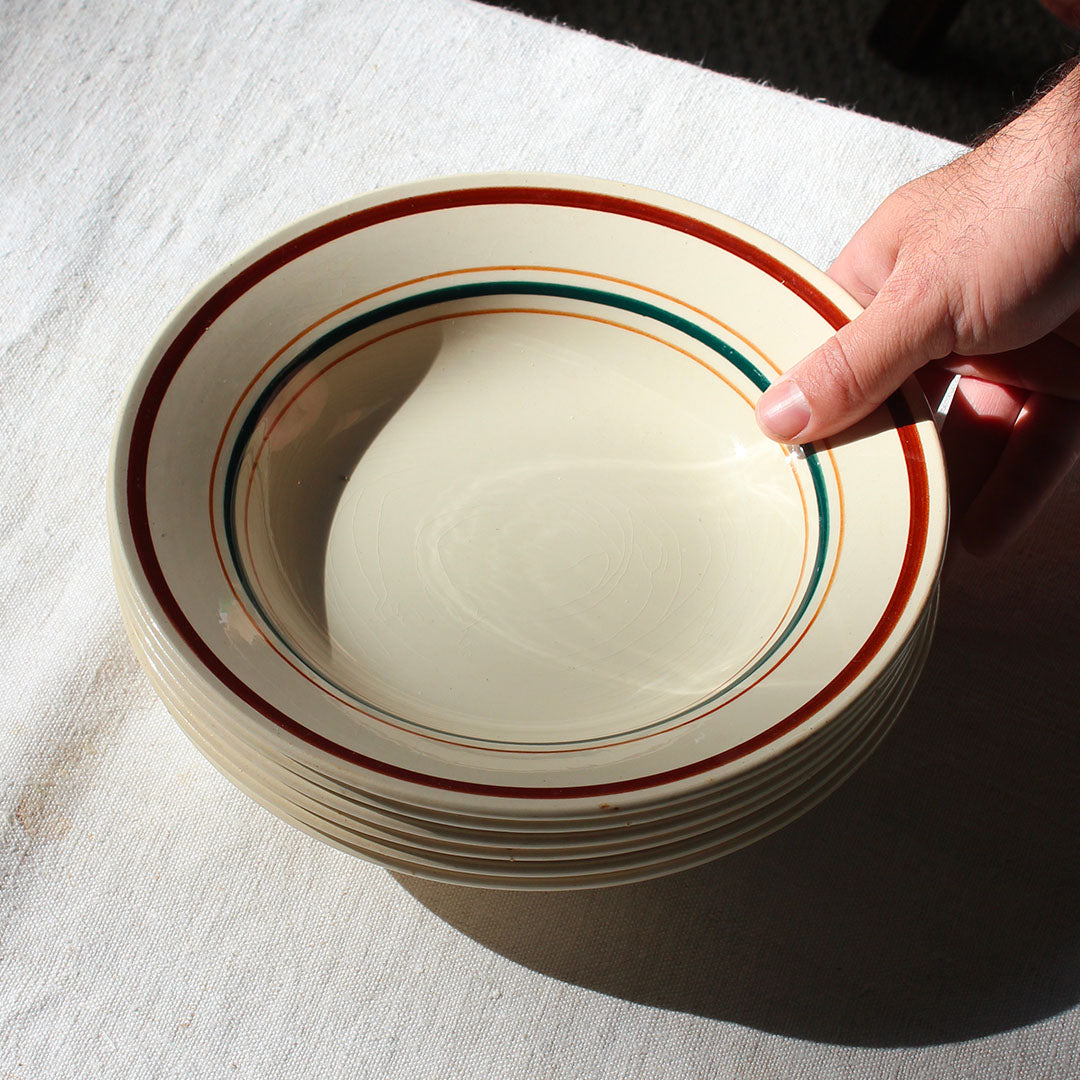 6 assiettes creuses aux rayures colorées